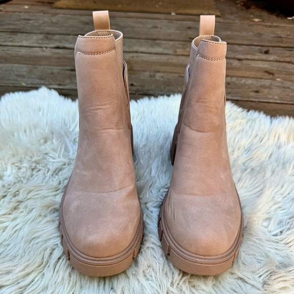 Qupid 💕 Dusty Pink Blush Lug Sole Ankle Faux Suede Fall Booties Womens Size 6 - Picture 5 of 15